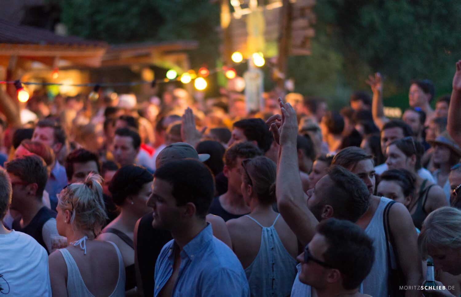Ausgelassene Stimmung und tanzende Menschenmenge bei einer Abendveranstaltung im Schreber31 im Jahr 2014.