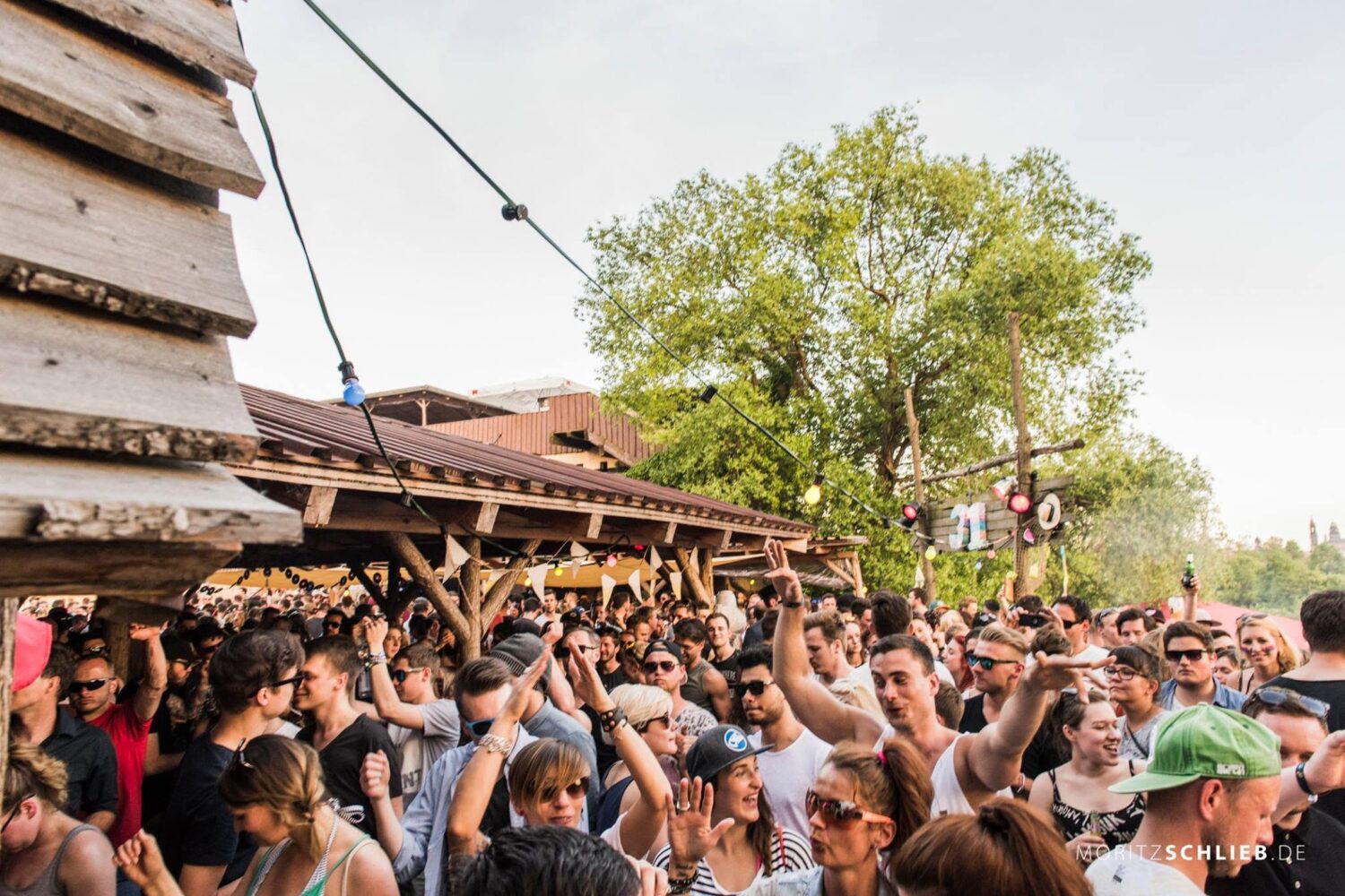 Ausgelassene Party-Stimmung mit einer tanzenden Menschenmenge beim Schreber31 im Jahr 2016 am Citybeach Dresden