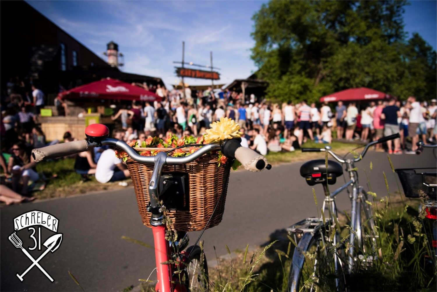 Fahrrad mit Blumenkorb vor dem entspannten Treiben der Gäste beim Schreber31-Event im Citybeach Dresden 2016.