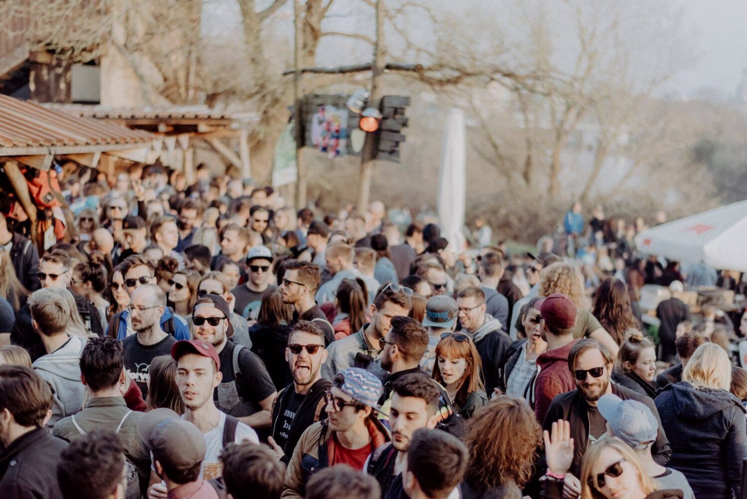 Ausgelassene Stimmung bei einem gut besuchten Open-Air-Event im Schreber31 im Jahr 2018 mit vielen feiernden Gästen.