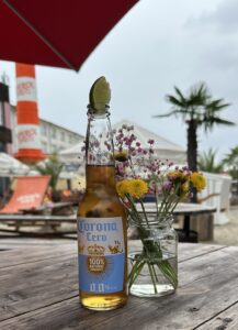 Corona Cero 0,0% Flasche mit Limette und Blumendeko am Citybeach Dresden – Auswahl aus unserer Karte für Speisen & Getränke