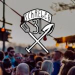 Das Logo des Schreber31 vor einer unscharfen Kulisse mit feiernden Gästen bei einer Open-Air-Veranstaltung.
