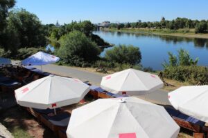 Liegen am Elberadweg mit Sonnenschirmen Citybeach Dresden History