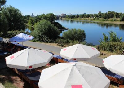 Liegen am Elberadweg mit Sonnenschirmen Citybeach Dresden History