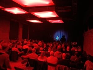 vollbesetzte Showboxx bei einer Phat Cat Comedy Show in der Showboxx am Citybeach Dresden